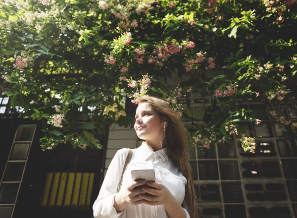 Kvinna med smarttelefon — Stockfoto