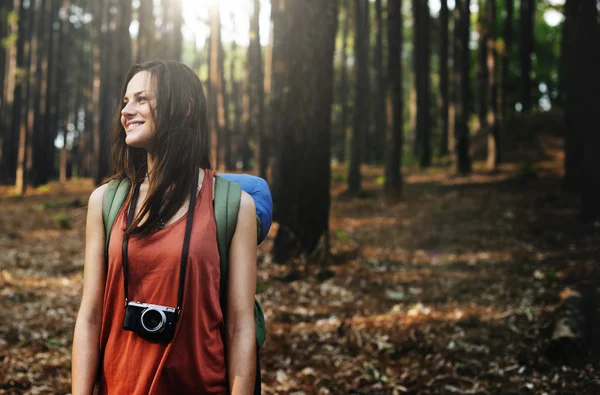 Meisje reizen met camera — Stockfoto