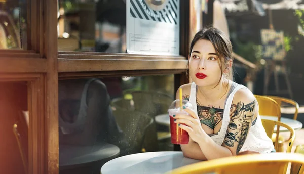 Mulher bebendo bebida no café — Fotografia de Stock