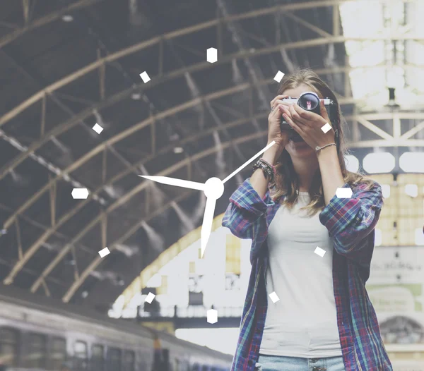 Mujer haciendo fotos en el fondo —  Fotos de Stock