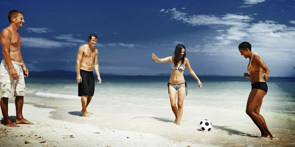 Friends enjoying at beach — Stock Photo, Image