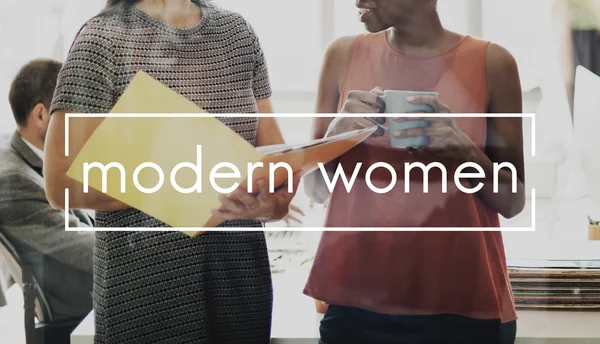話の実業家や現代女性 — ストック写真