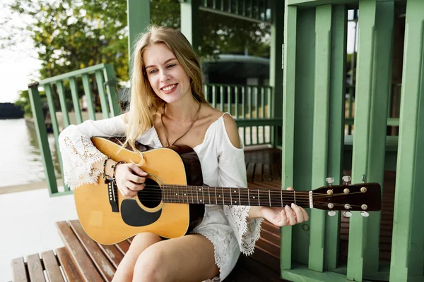 Niedliches Mädchen spielt auf der Gitarre — Stockfoto