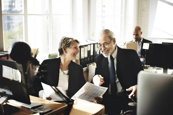 Colleghi d'affari che parlano di lavoro — Foto Stock