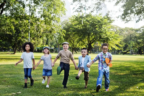 Niños alegres sinceros se divierten — Foto de Stock