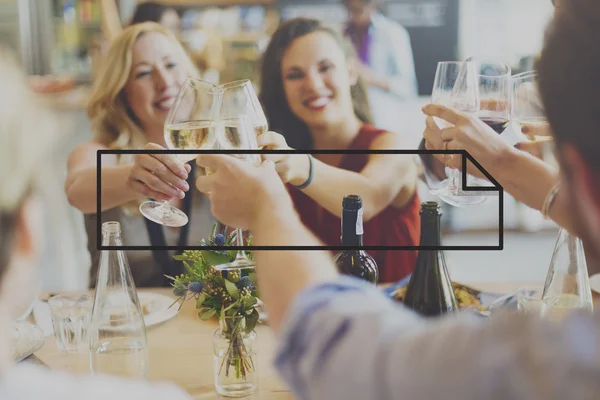 Gelukkig vrouwen roosteren met wijn in het restaurant — Stockfoto