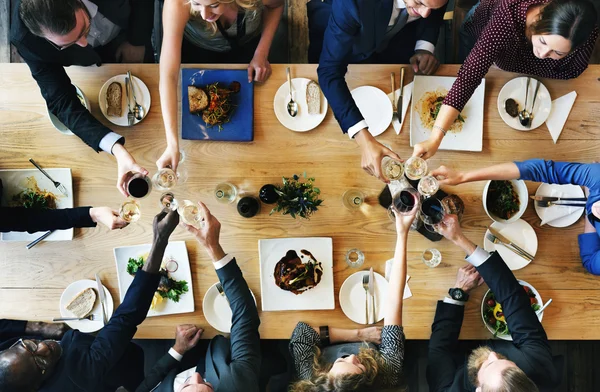 Människor skål på bordet — Stockfoto