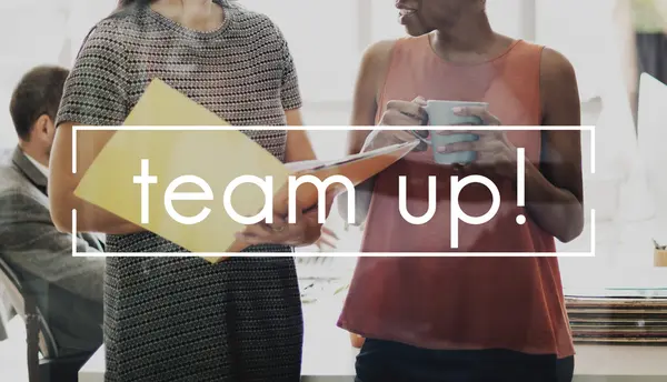 Vrouwelijke ondernemers praten en Team Up — Stockfoto