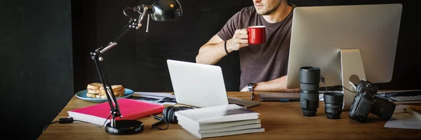 Hombre trabajando con computadora —  Fotos de Stock