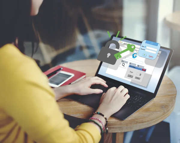 Vrouw werkt met laptop — Stockfoto