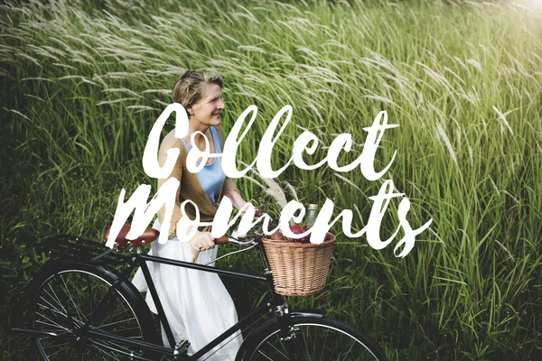 Vrouw met fiets in veld — Stockfoto