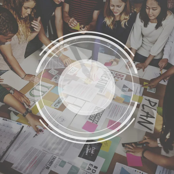 Étudiants brainstorming à la table du lieu de travail — Photo