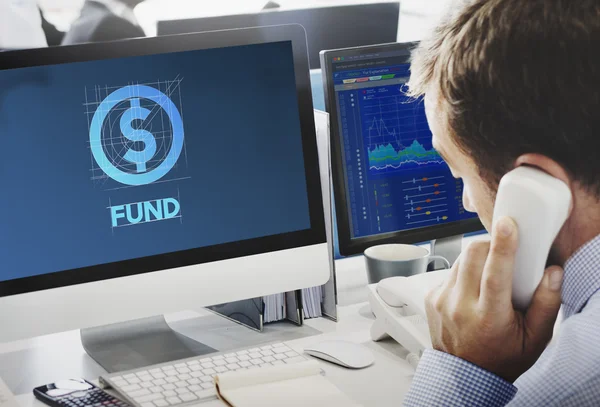 Affärsman som arbetar på dator med fond — Stockfoto