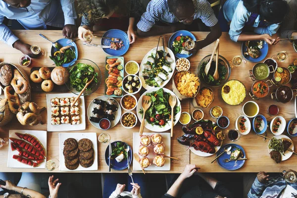 夕食を食べている人々 のオーバー ヘッド ビュー — ストック写真