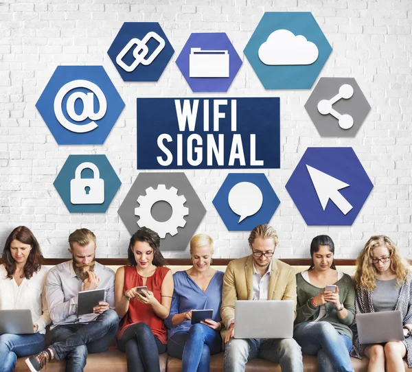 Aygıtlar ve Wifi sinyal ile insanlar oturup — Stok fotoğraf