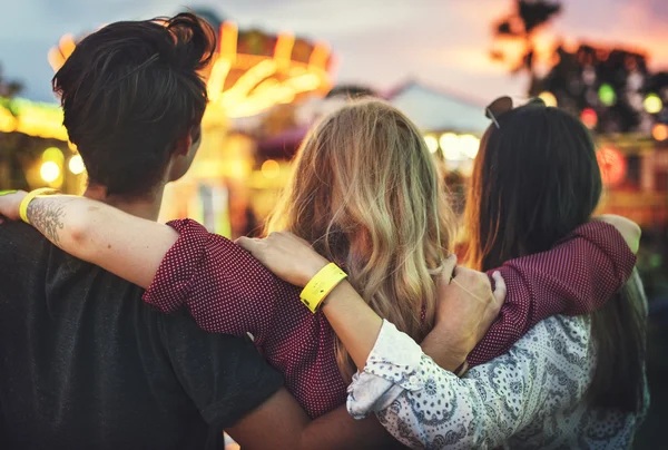 Freunde umarmen sich im Freizeitpark — Stockfoto