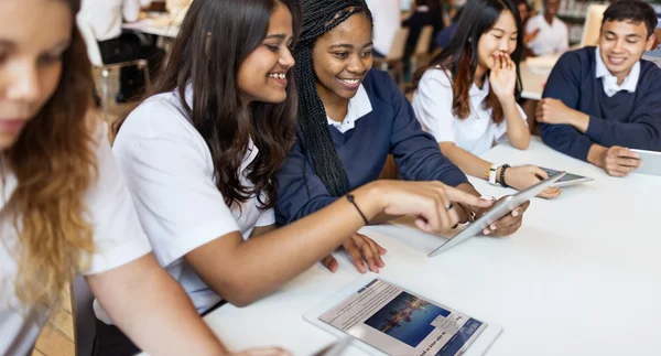 Estudiantes navegando tabletas digitales — Foto de Stock