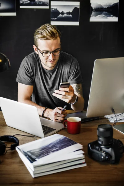 Fotógrafo trabajando con dispositivos digitales — Foto de Stock