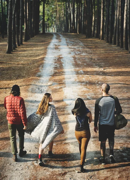 Människor som vandrar i naturen — Stockfoto