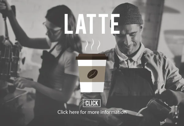 Баристы заваривают кофе в кафе — стоковое фото