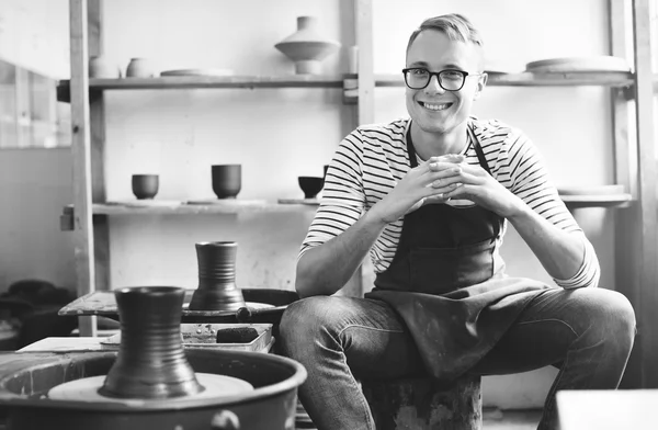 Künstler arbeitet im Atelier — Stockfoto