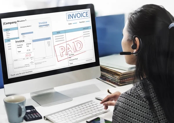 Businesswoman working on computer with Invoice — Stock Photo, Image