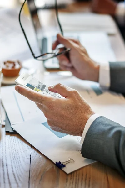 Geschäftsmann telefoniert — Stockfoto