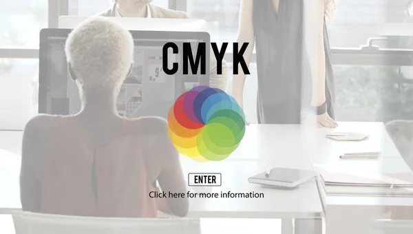 コンピューターと cmyk で作業実業家 — ストック写真