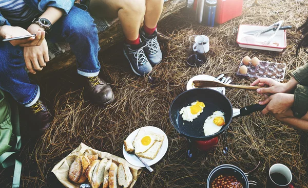 Bästa vänner matlagning utomhus — Stockfoto