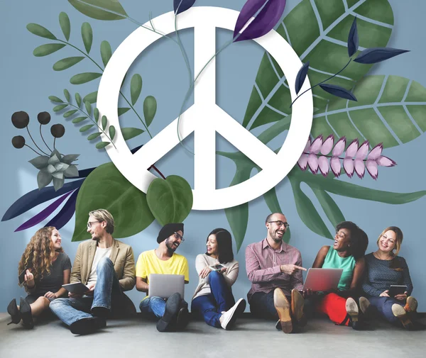 Freunde der Vielfalt an der Mauer mit Frieden — Stockfoto