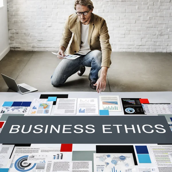 Hombre de negocios que trabaja con ética empresarial —  Fotos de Stock
