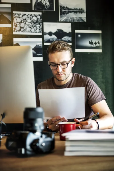 Fotograf arbeitet mit Bild — Stockfoto