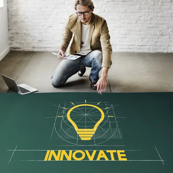 Empresário que trabalha com inovar — Fotografia de Stock