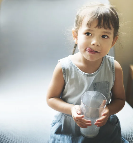 Enfant avec verre de lait — Photo