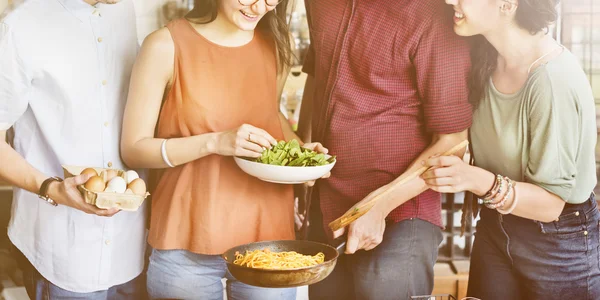 Vänner matlagning lunch tillsammans — Stockfoto