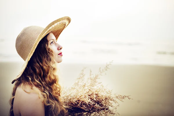 Mujer Al aire libre con bouqet — Foto de Stock