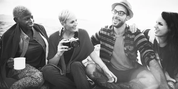 Friends have fun and rest outdoors — Stock Photo, Image