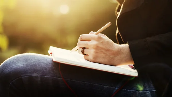 Mujer escribiendo notas al aire libre — Foto de Stock