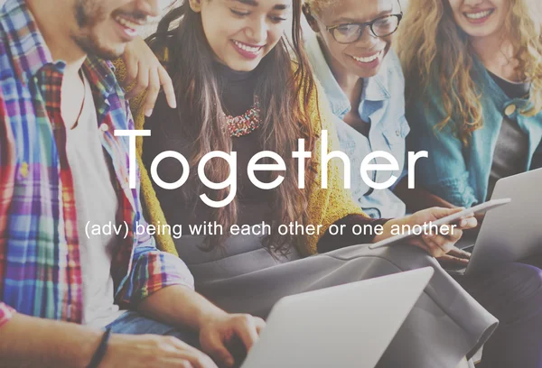 Dijital aygıtları ile güzel insanlar 