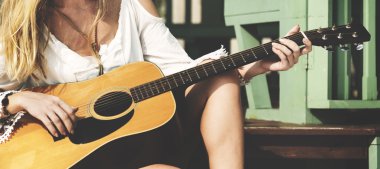 Sevimli kız gitar çalmaya