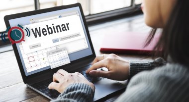 dizüstü bilgisayar ile kadın portresi