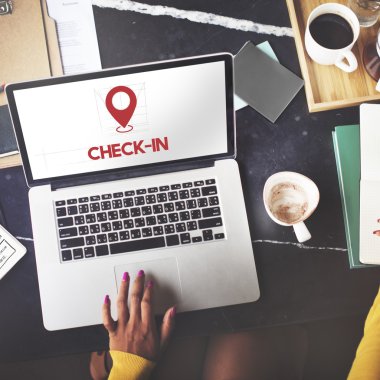 Laptop klavyesinde yazan kişi 