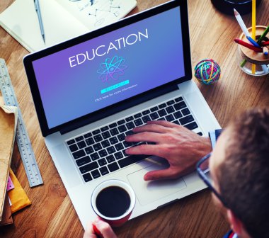 dizüstü bilgisayarda klavyede yazan adam