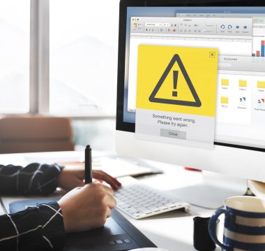 bilgisayar Office ile çalışan kişi
