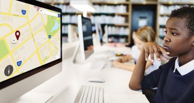 Bilgisayarla okuyan çocuklar