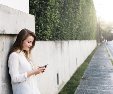 Akıllı telefon kullanan kadın
