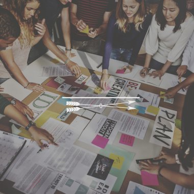 Öğrenciler işyeri masada beyin fırtınası