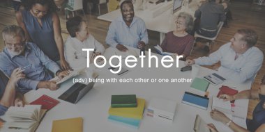 Yetişkin öğrencilerde kitap tartışıyor