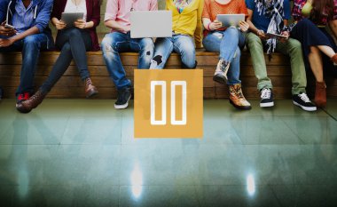 dijital cihazlar olan öğrenciler