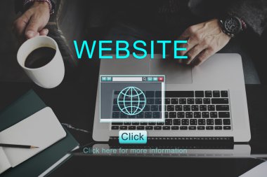 Laptop klavyesinde yazan kişi